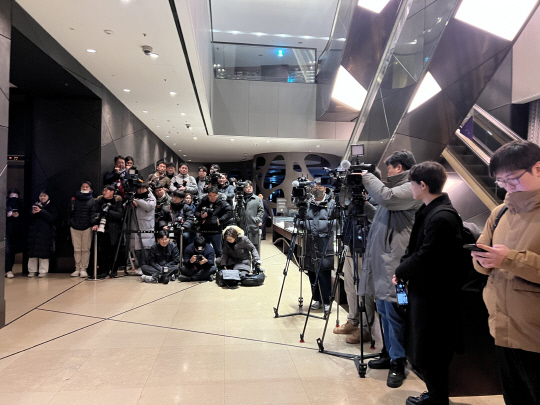 취재진들이 샘 울트먼 오픈AI CEO 취재를 위해 4일 오전 서울 중구 더플라자 호텔 서울에 모여있다. 유진아 기자